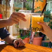 Clientes disfrutando en Balai Tea House